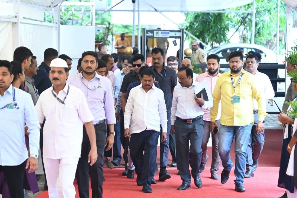 Anna Bansode with political leaders