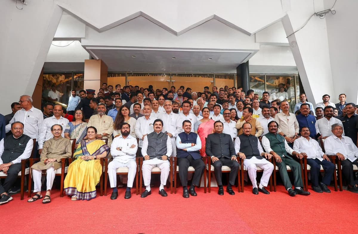 Anna Bansode with political leaders