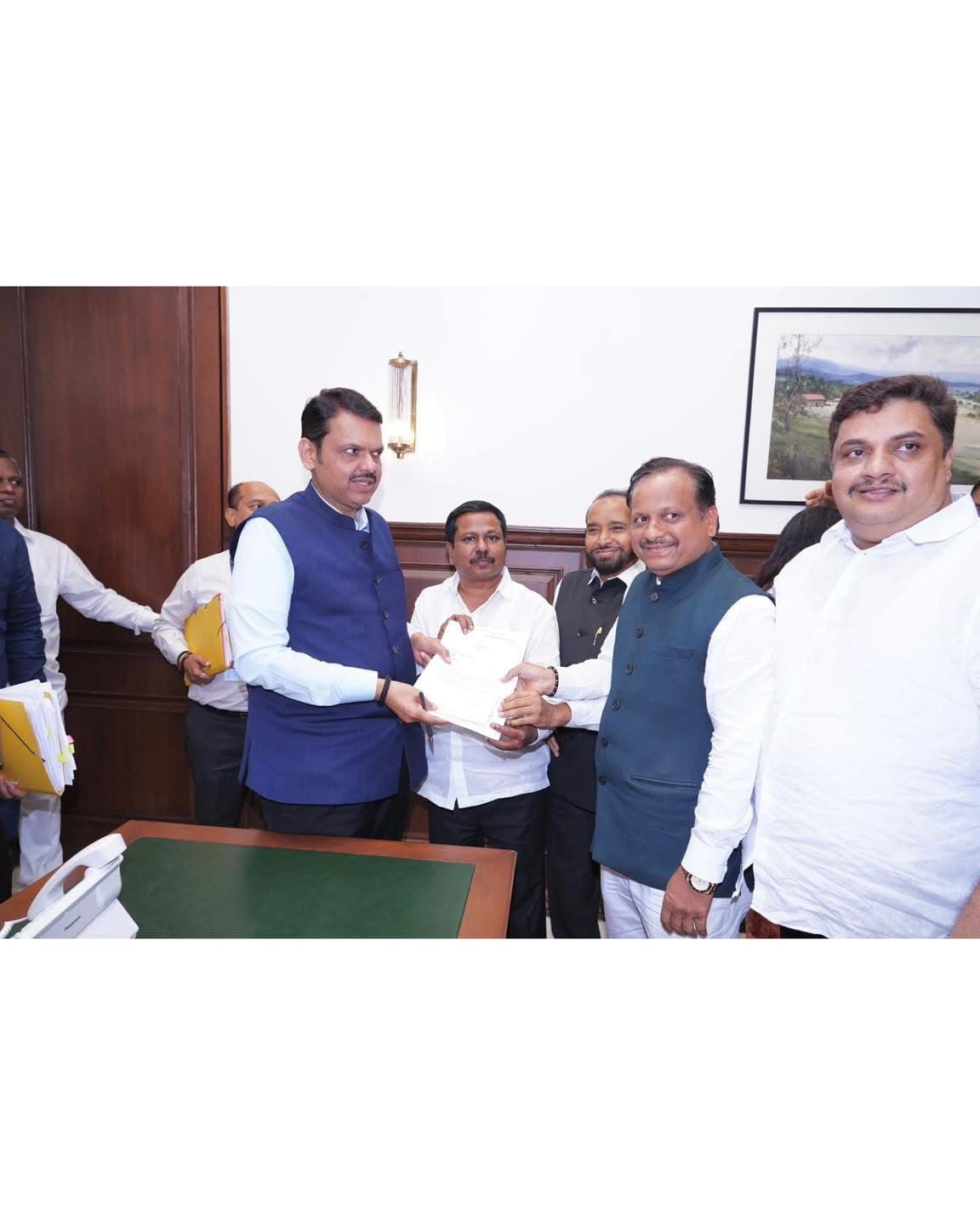 Anna Bansode with political leaders